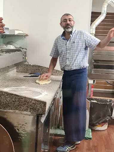 Ramazan lager pizza på kjøkkenet hos Plassen Spiseri
