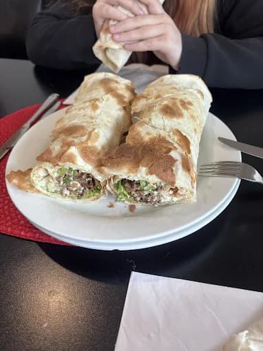 Rullekebab servert på tallerken
